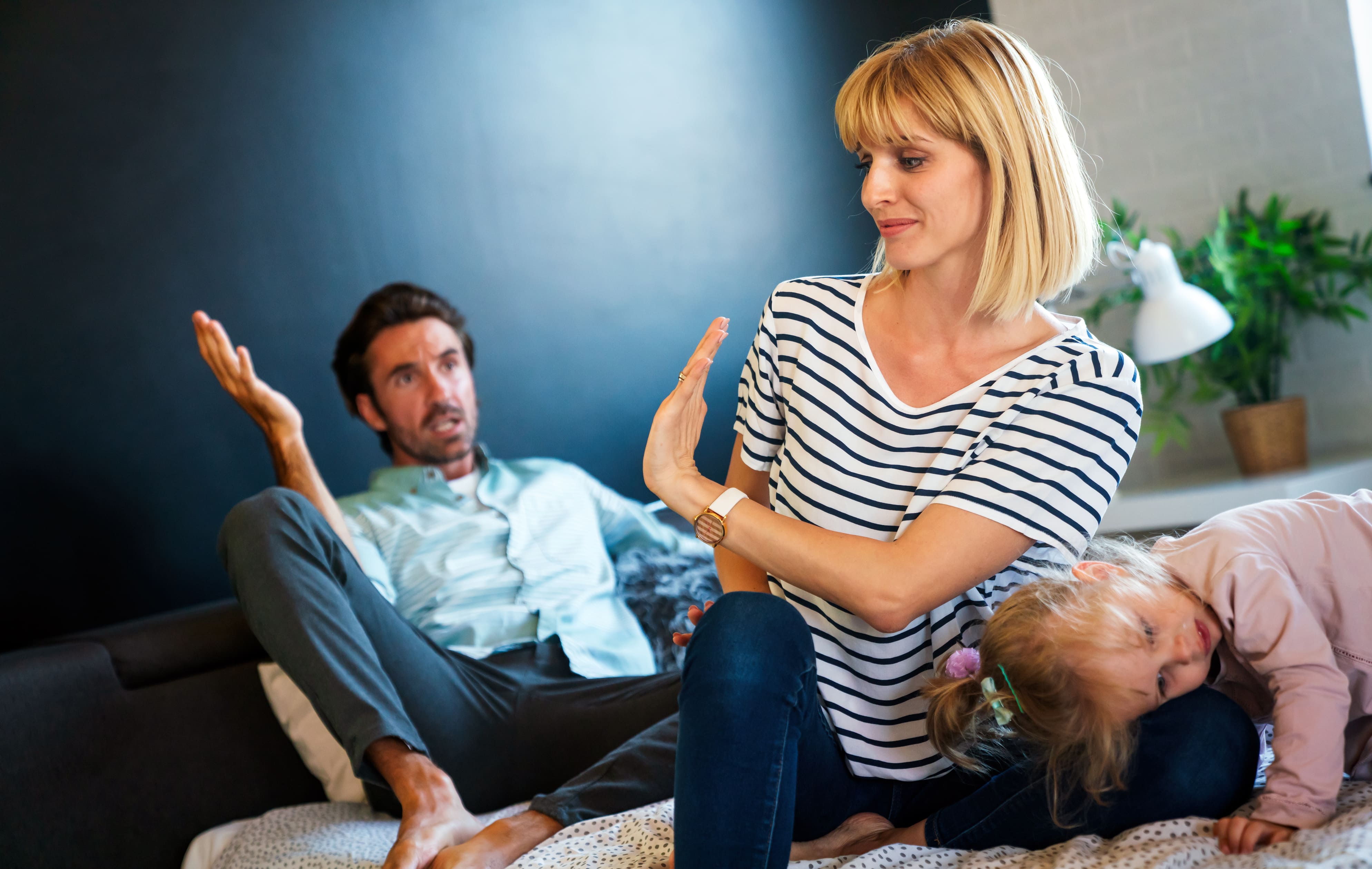 Mujer pensativo considerando un divorcio
