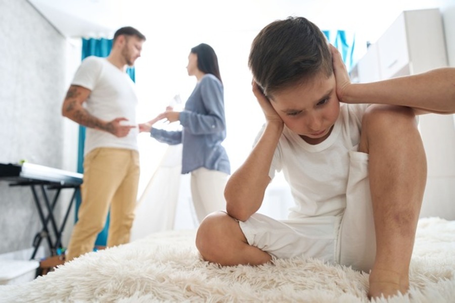 niño sufriendo por divorcio express de sus padres en Guadalajara niño llorando por divorcio express de sus padres en Guadalajara